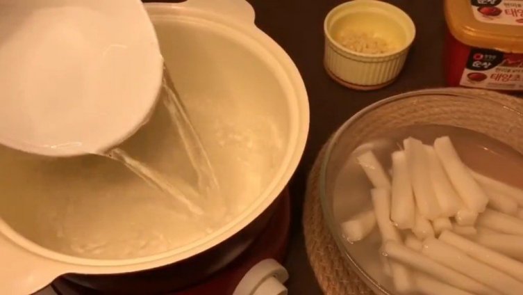 #晚上吃什么# 今天简单吃点,五分钟搞定一份韩剧必备辣炒年糕芋泥紫薯芝士烤年糕 